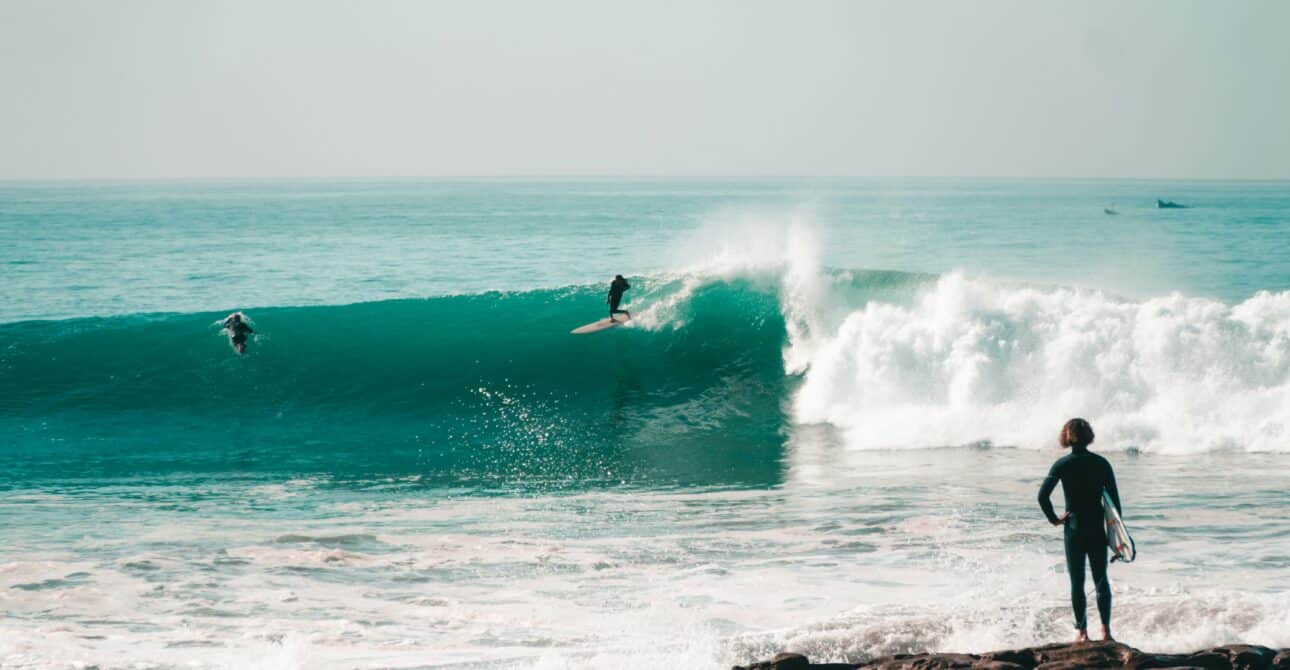 Surfer à Taghazout en Solo : Le Guide Complet 2026